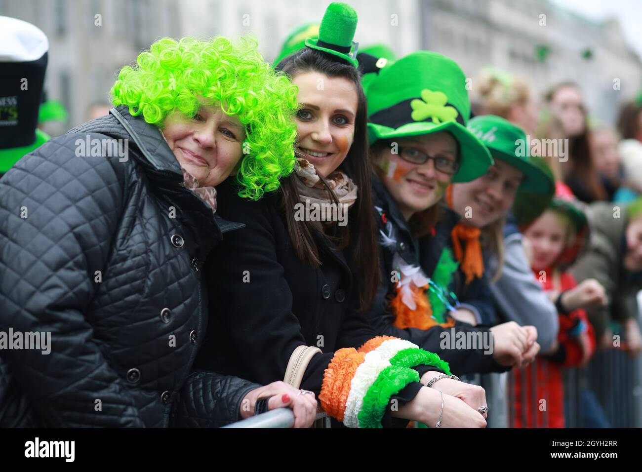St. patrick's Day in Dublin und ein grünes Meer überführen die Stadt an Irlands Nationalfeiertag. Stockfoto