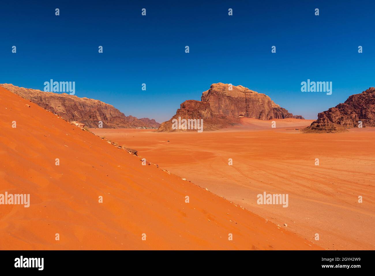 JORDANIEN, WADI-RUM-WÜSTE (UNESCO-WELTKULTURERBE) Stockfoto