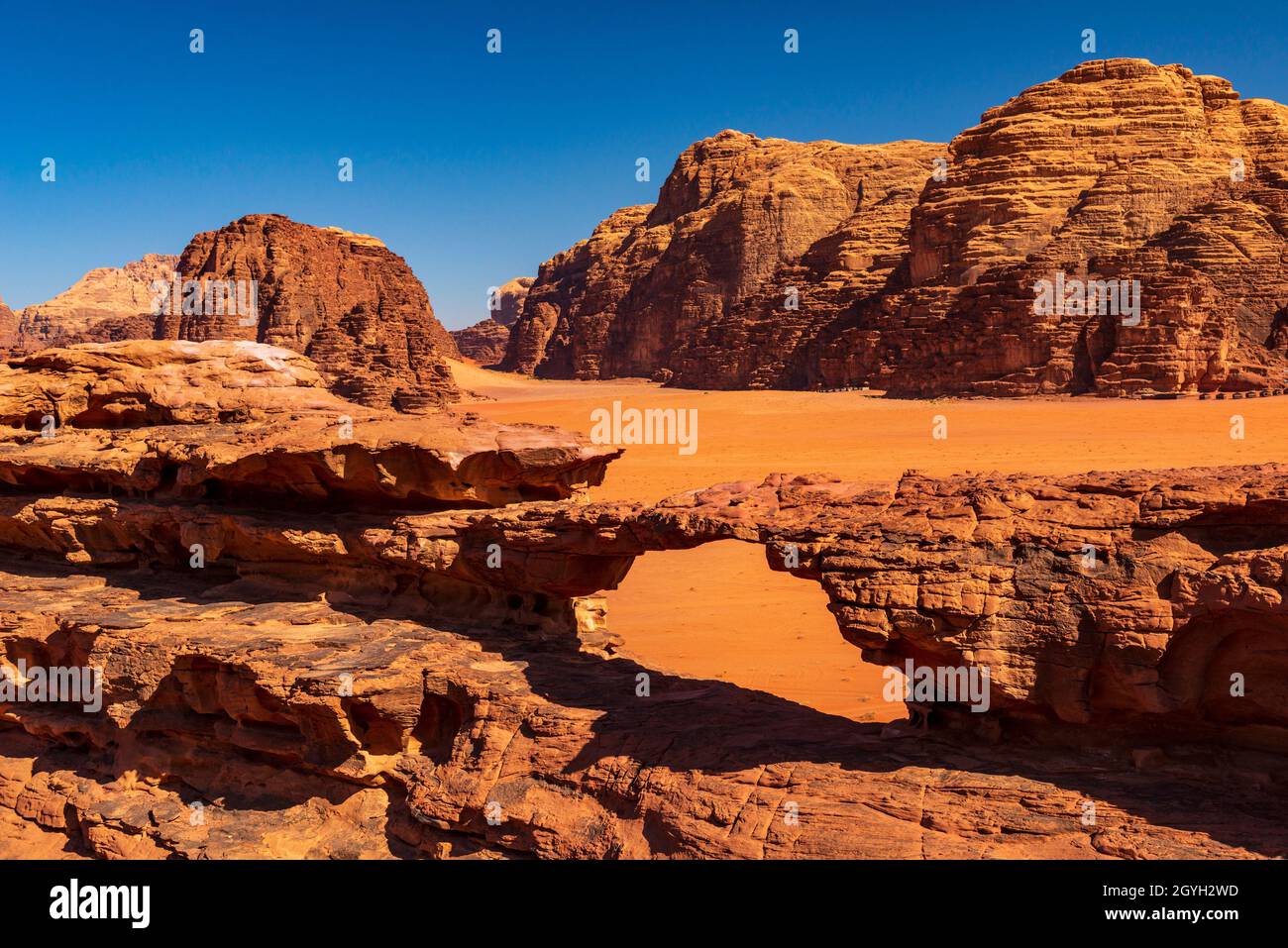 JORDANIEN, WADI-RUM-WÜSTE (UNESCO-WELTKULTURERBE). KLEINE BRÜCKE Stockfoto