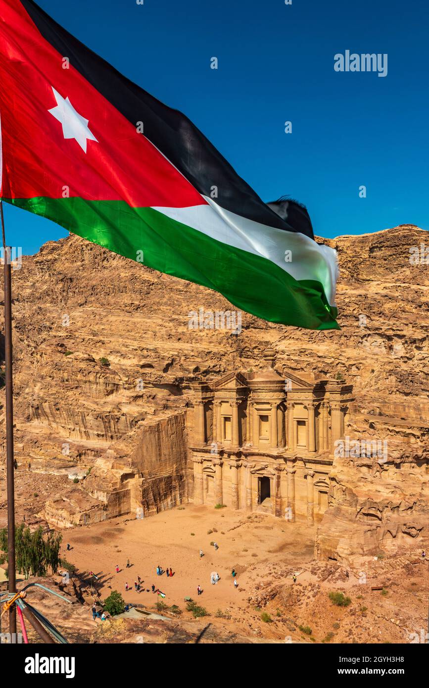 JORDANIEN, MA'AN, PETRA, EL DEIR (DAS KLOSTER) UND JORDANFLAGGE Stockfoto