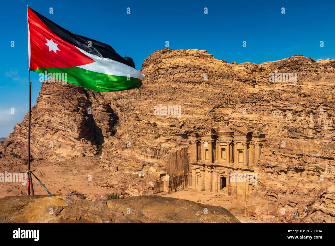 JORDANIEN, MA'AN, PETRA, EL DEIR (DAS KLOSTER) UND JORDANFLAGGE Stockfoto