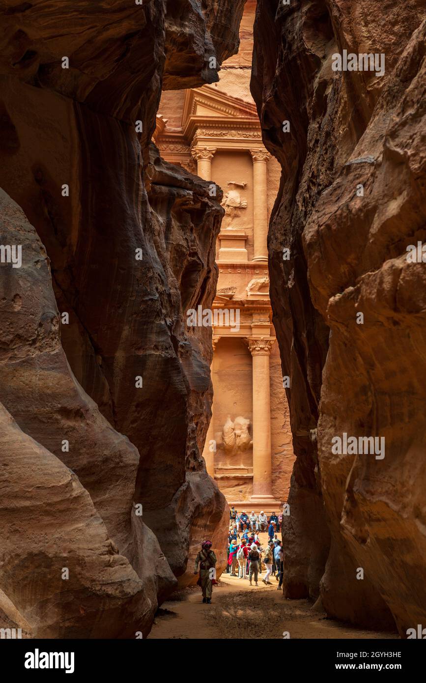 JORDANIEN, MA'AN, DIE ROSA SANDSTEINFASSADE DES KHAZNEH (SCHATZ DES PHARAOS) AN DER MÜNDUNG DES SIQ Stockfoto