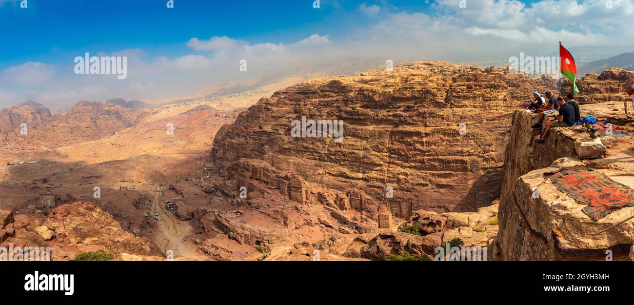 JORDANIEN, PETRA, PANORAMABLICK AUF DEN HOHEN OPFERPLATZ ÜBER DER UNTERSTADT PETRA Stockfoto
