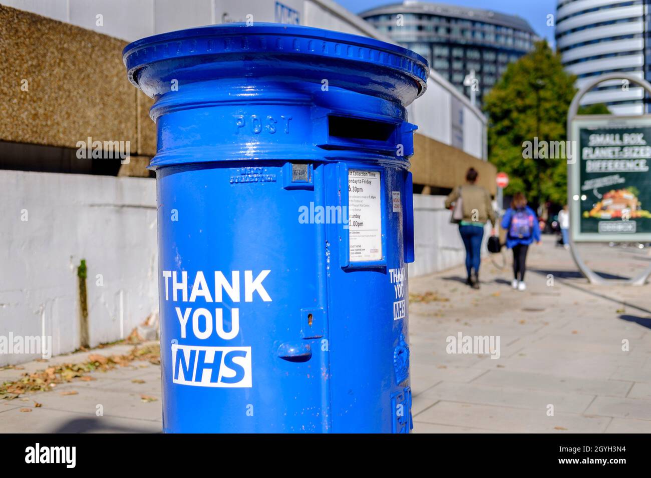 Royal Mail Briefkasten vor dem St. Thomas' Hospital in London mit blauer Lackierung des NHS als Anerkennung für das Engagement der Mitarbeiter während der Coronavirus-Pandemie. Stockfoto
