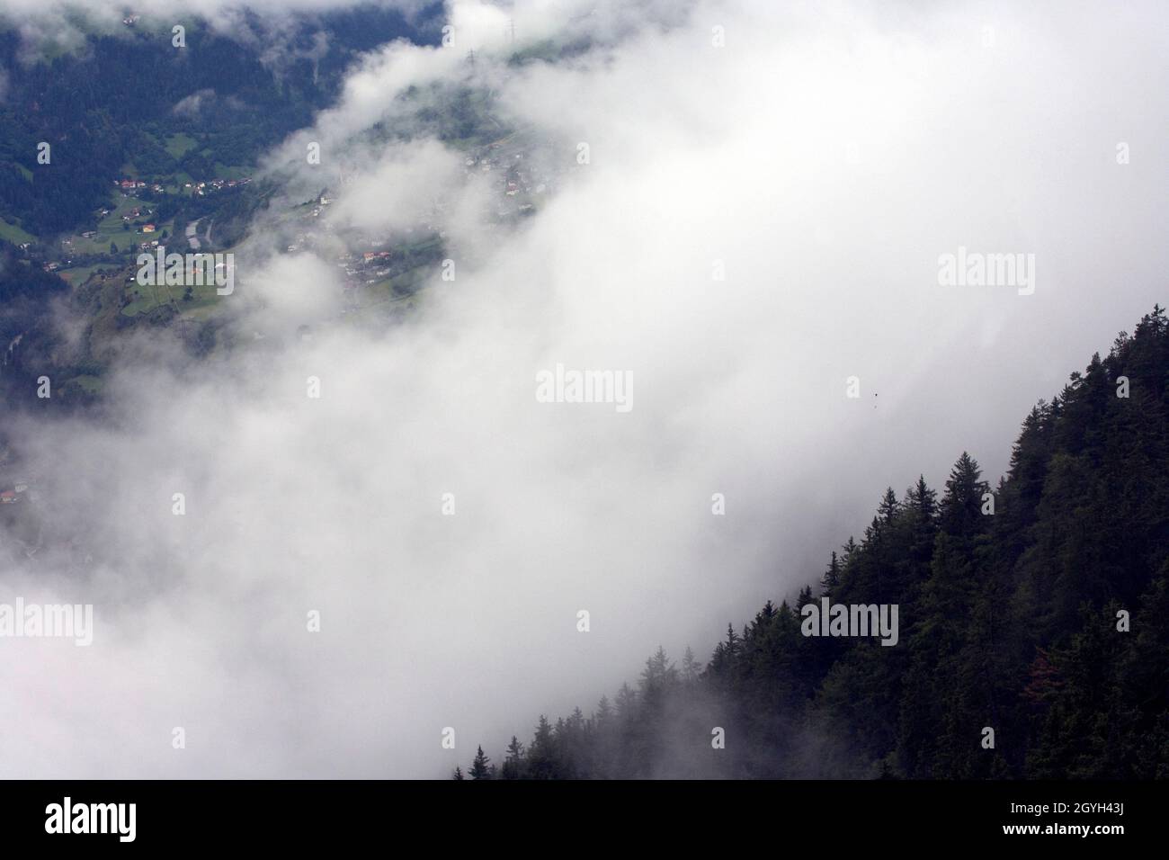 Ötztal zwischen Wolken. Berge und Wald nach Regen. Stockfoto