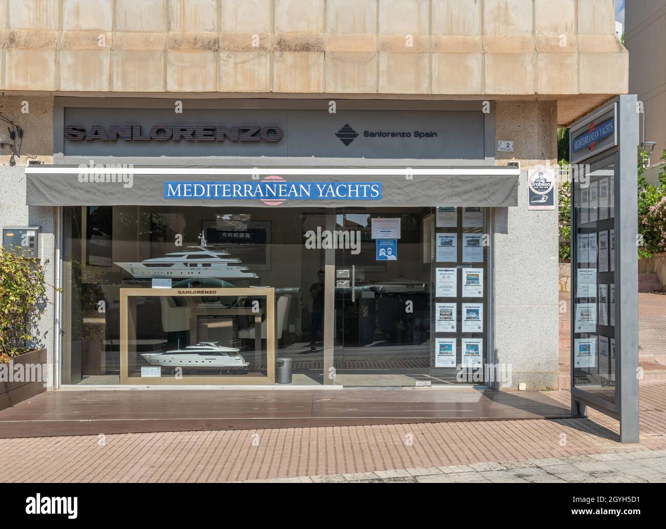 Portals Nous, Spanien; oktober 03 2021: Schaufenster der Luxus-Yacht-Charter-Firma Mediterranean Yachts, mit vielen Anzeigen mit Fotos und Preisen. Puerto Port Stockfoto