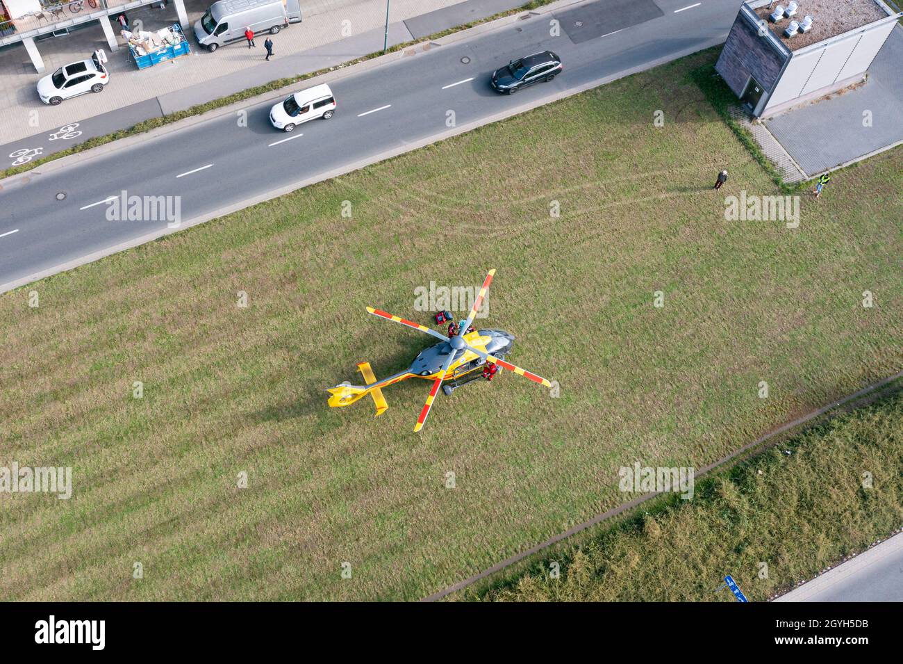 Warschau, Polen - 7 2021. Oktober: Rettungshubschrauber landete auf dem Rasen in den Vororten der Stadt Warszawa, um verletzten U-Bahnreisenden zu helfen Stockfoto