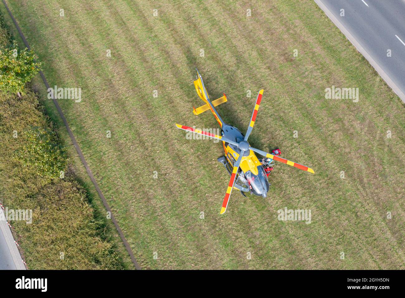 Warschau, Polen - 7 2021. Oktober: Rettungshubschrauber landete auf dem Rasen in den Vororten der Stadt Warszawa, um verletzten U-Bahnreisenden zu helfen Stockfoto