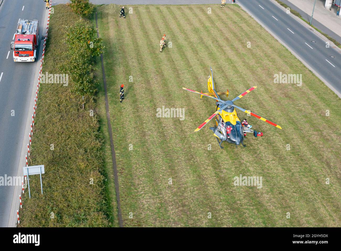 Warschau, Polen - 7 2021. Oktober: Rettungshubschrauber landete auf dem Rasen in den Vororten der Stadt Warszawa, um verletzten U-Bahnreisenden zu helfen Stockfoto