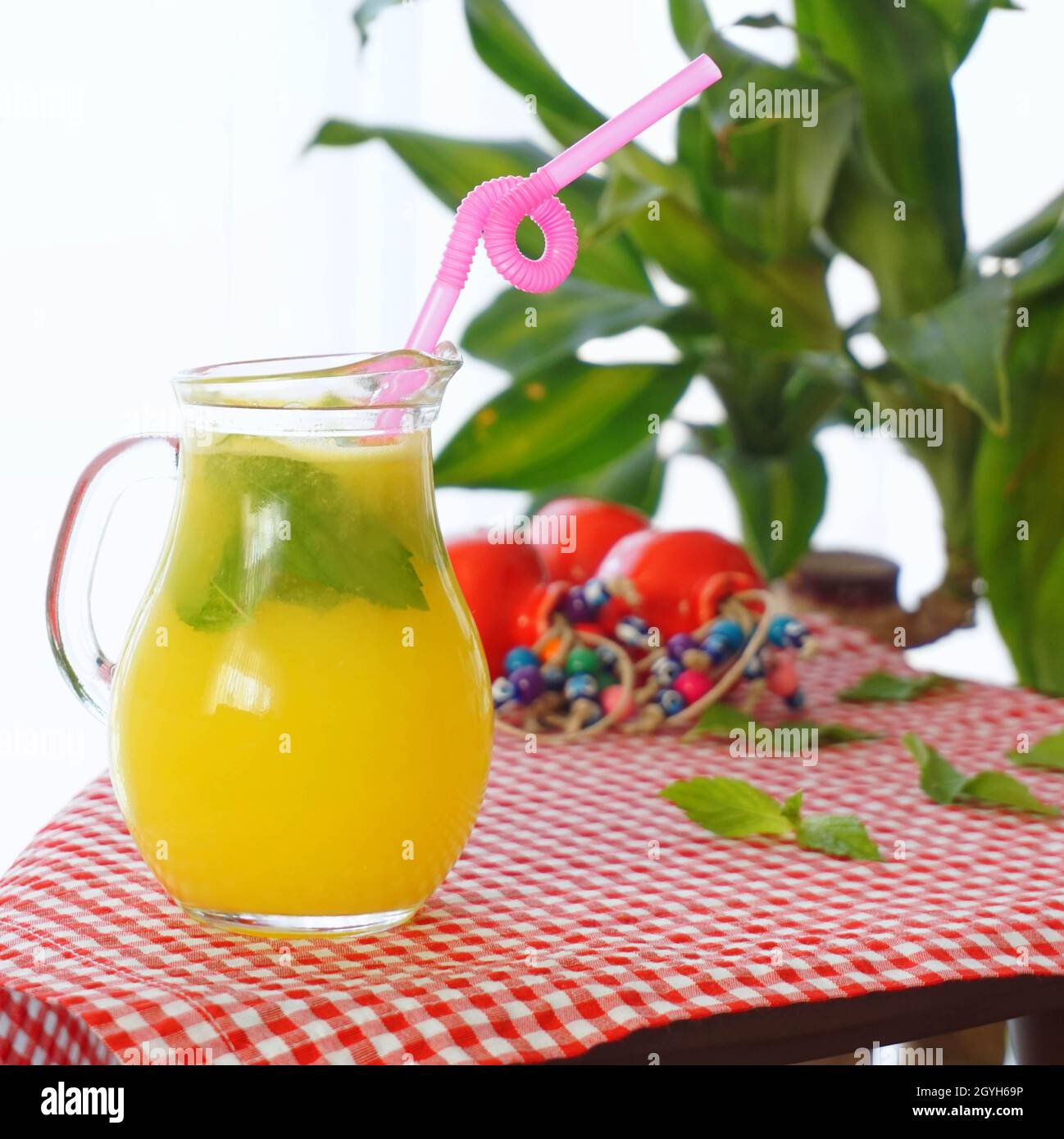 Hausgemachte Limonade auf dekorativem Tisch Stockfoto