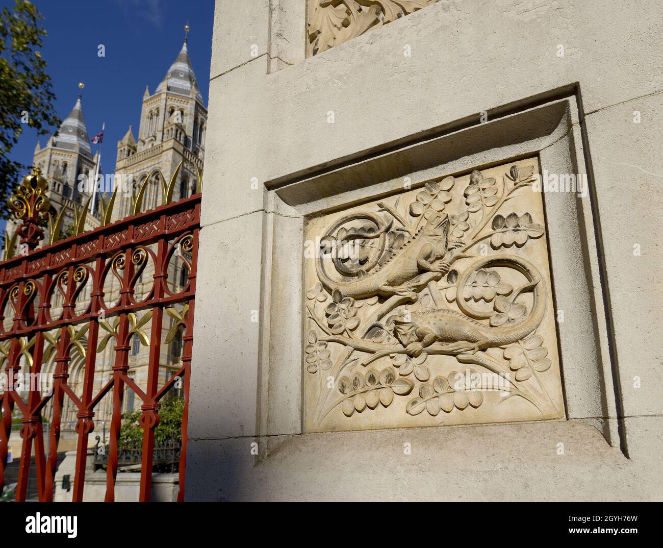 London, England, Großbritannien. Natural History Museum, Kensington. Geschnitzte Relief-Steinplatte an der Cromwell Road Wand, die Tiere zeigt: Leguane Stockfoto
