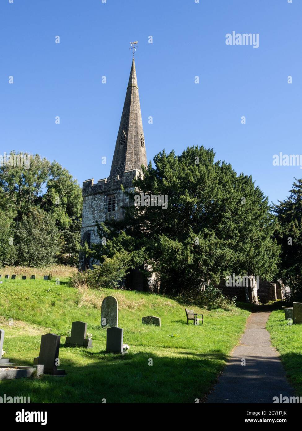 Außenansicht der Kirche St. John the Baptist im Dorf Chelmorton, Derbyshire, Großbritannien; früheste Teile stammen aus dem 13. Jahrhundert Stockfoto