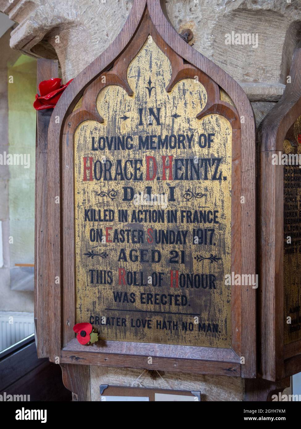 Beschriftete hölzerne Gedenktafel für Horace Heintz, die während des 1. Weltkriegs in Aktion getötet wurde, St. John the Baptist Church, Chelmorton, Derbyshire, Großbritannien Stockfoto