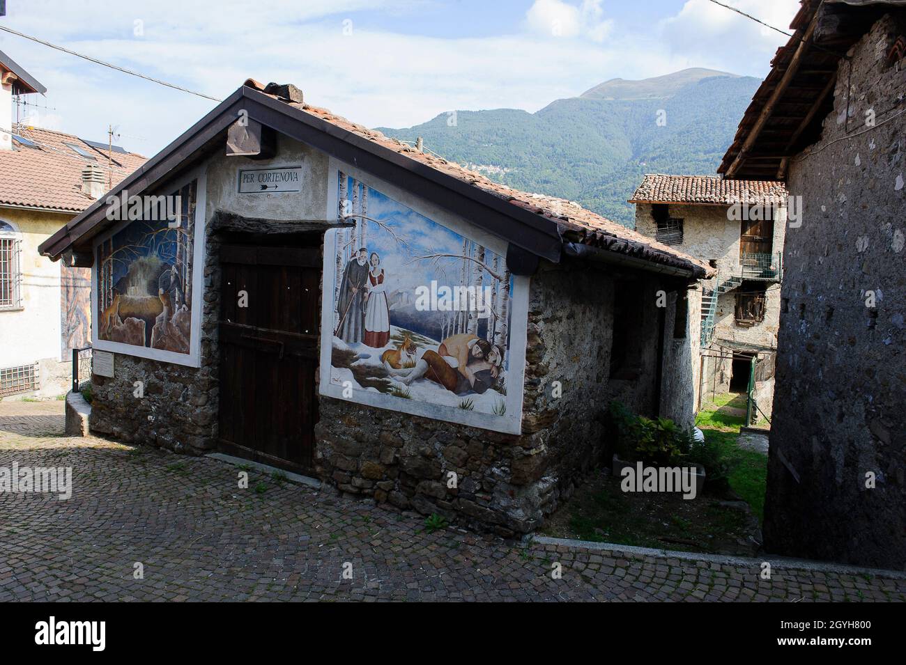 Europa, Italien, Lombardei, Provinz Lecco. Parlasco, ein gemaltes Dorf der Geschichte von Lasco Outlaw von Valsassina. 14 Künstler haben die Mura geschaffen Stockfoto