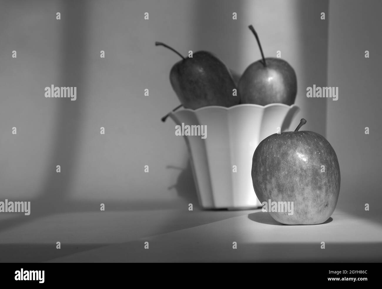 Graustufen-Aufnahme von köstlichen Äpfeln auf einem Küchentisch Stockfoto