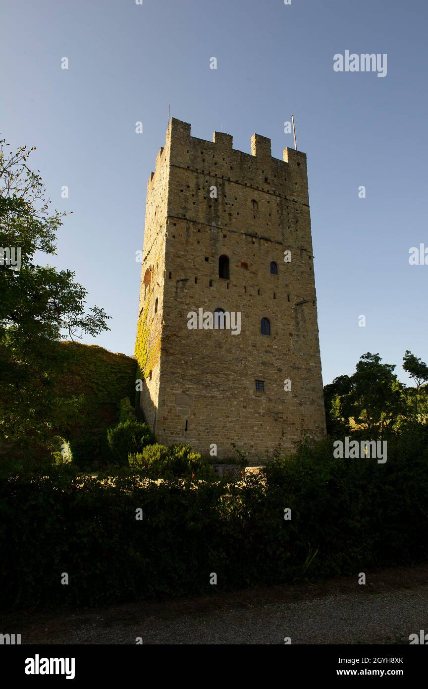 Europa, Italien, Toskana, Arezzo. Pratovecchio, Casentino, Burg befestigter mittelalterlicher Turm im Dorf Porciano. Stockfoto