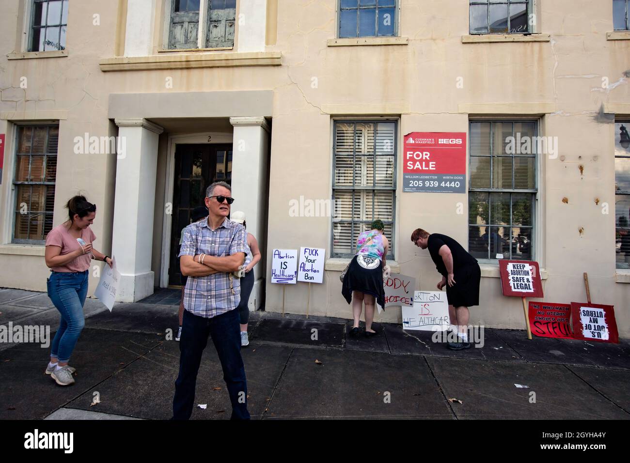 Montgomery, Alabama, USA - 2. Oktober 2021: Demonstranten wurden laut Polic gezwungen, ihre Zeichen für den Frauenmarsch 2021 in der Innenstadt von Montgomery aufzugeben Stockfoto