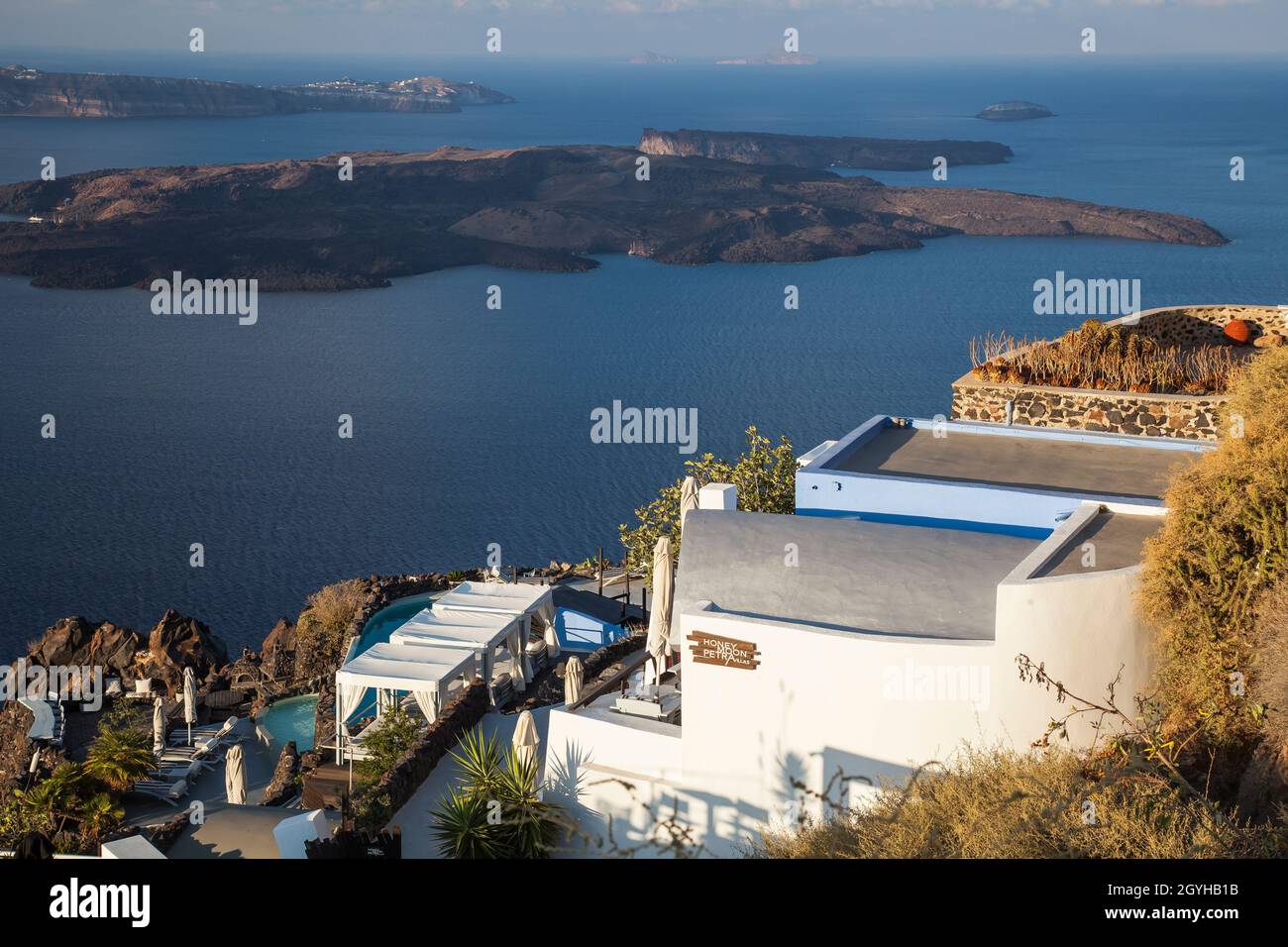 Terrasse mit Pool eines kleinen Hotels mit Blick auf das blaue Meer, Thira, Fira, Imerovigli, Santorini, Kykladen, Griechenland, Europa Stockfoto