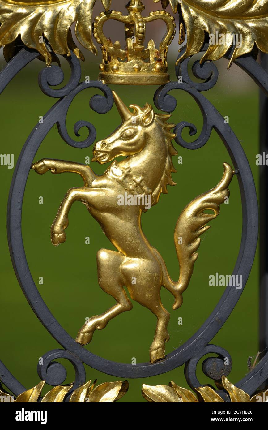 London, England, Großbritannien. Kensington Gardens: Kensington Palace Haupttor. Nahaufnahme - goldenes Einhorn Stockfoto