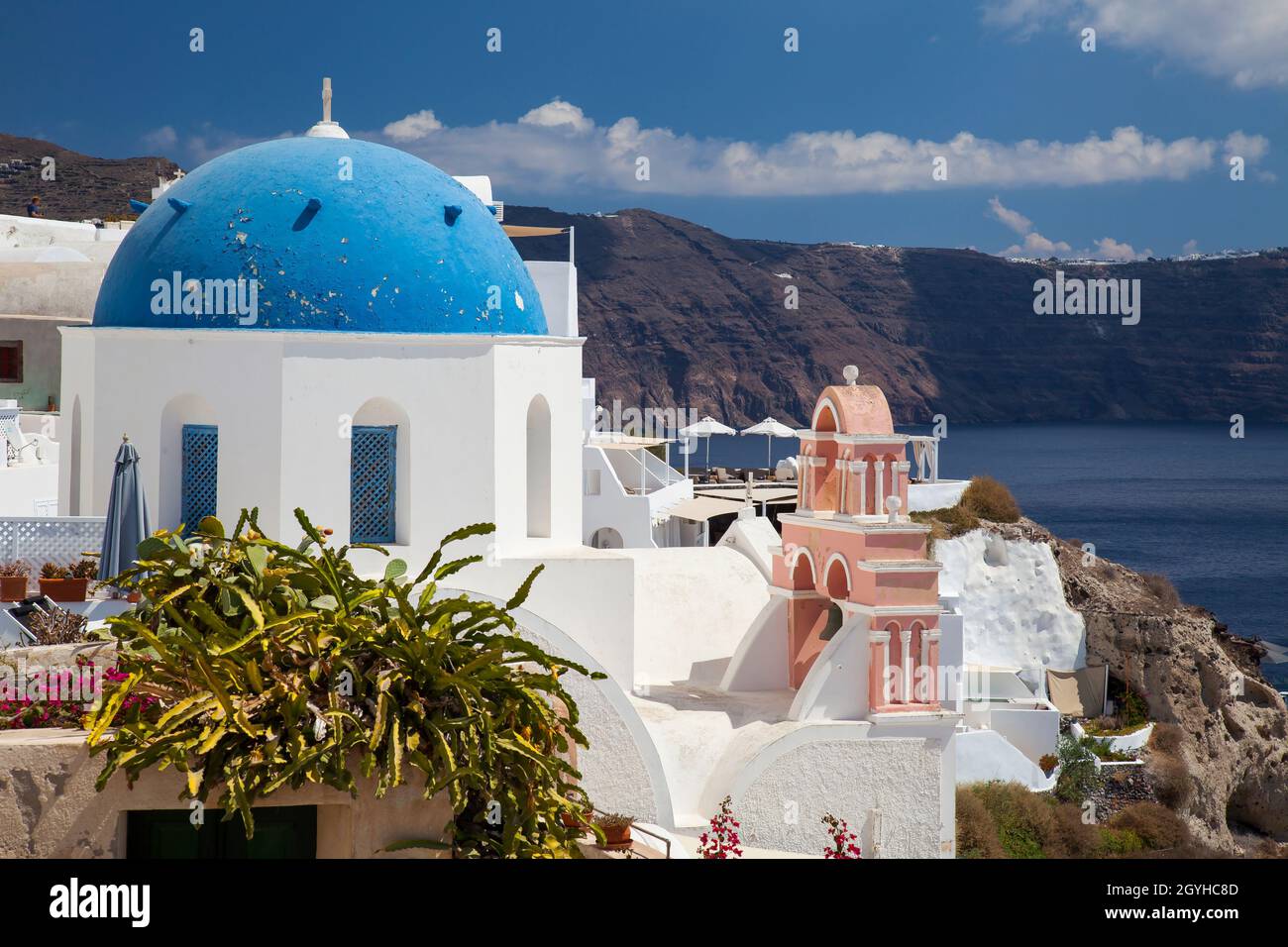 Blaue Kuppel der Kirche des heiligen Georg, Agios Georgios, Oia, Santorini, Kykladen, Griechenland, Europa Stockfoto