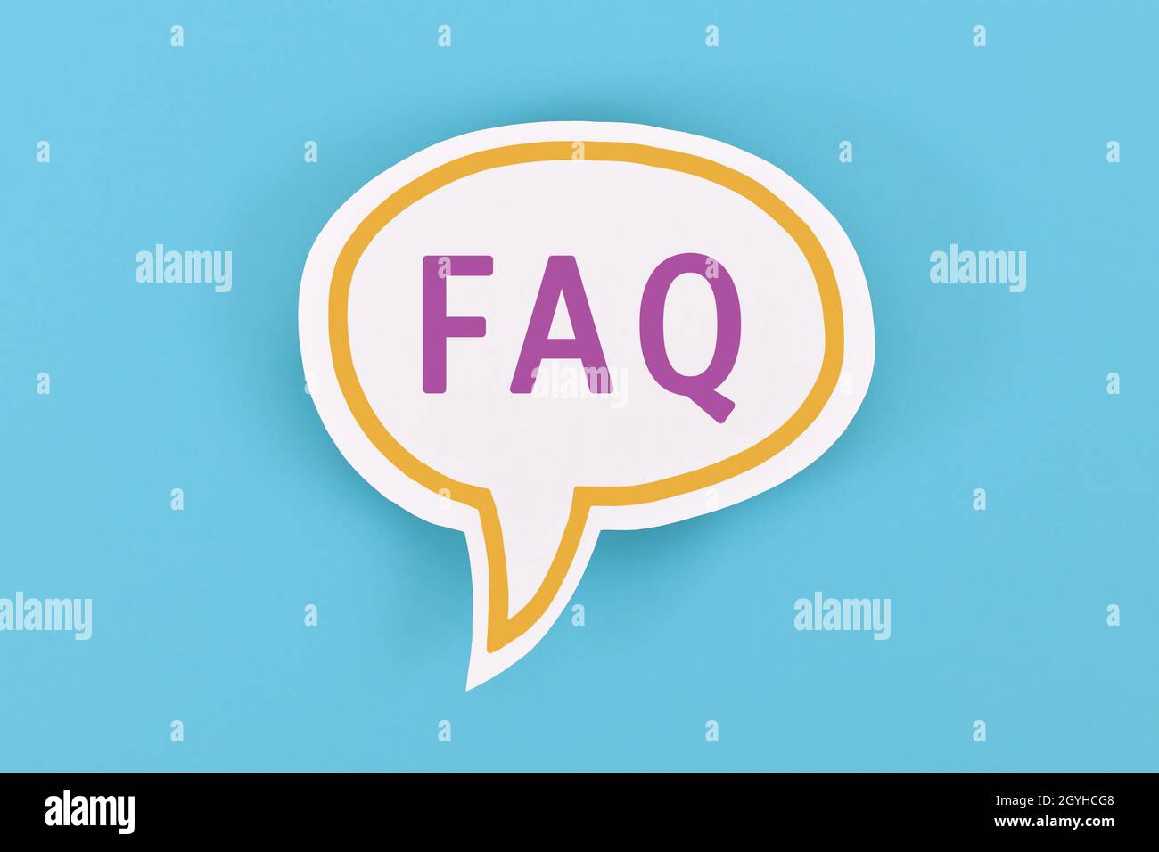 Weiße Sprechblase mit FAQ-Buchstaben auf blauem Hintergrund Stockfoto