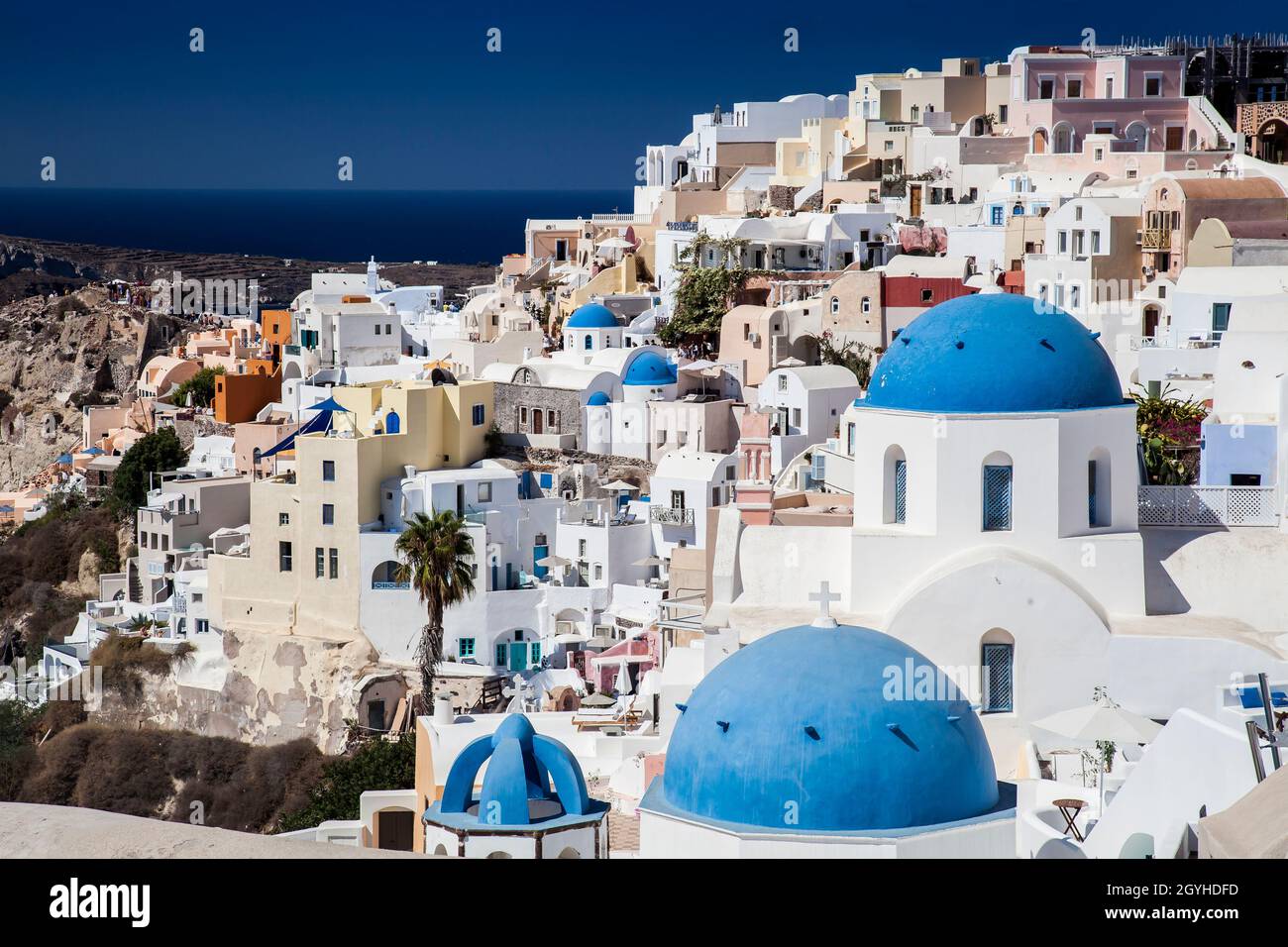 Ansicht von Oia mit blauen Kuppeln, Kykladen Santorini, Griechenland, Europa Stockfoto