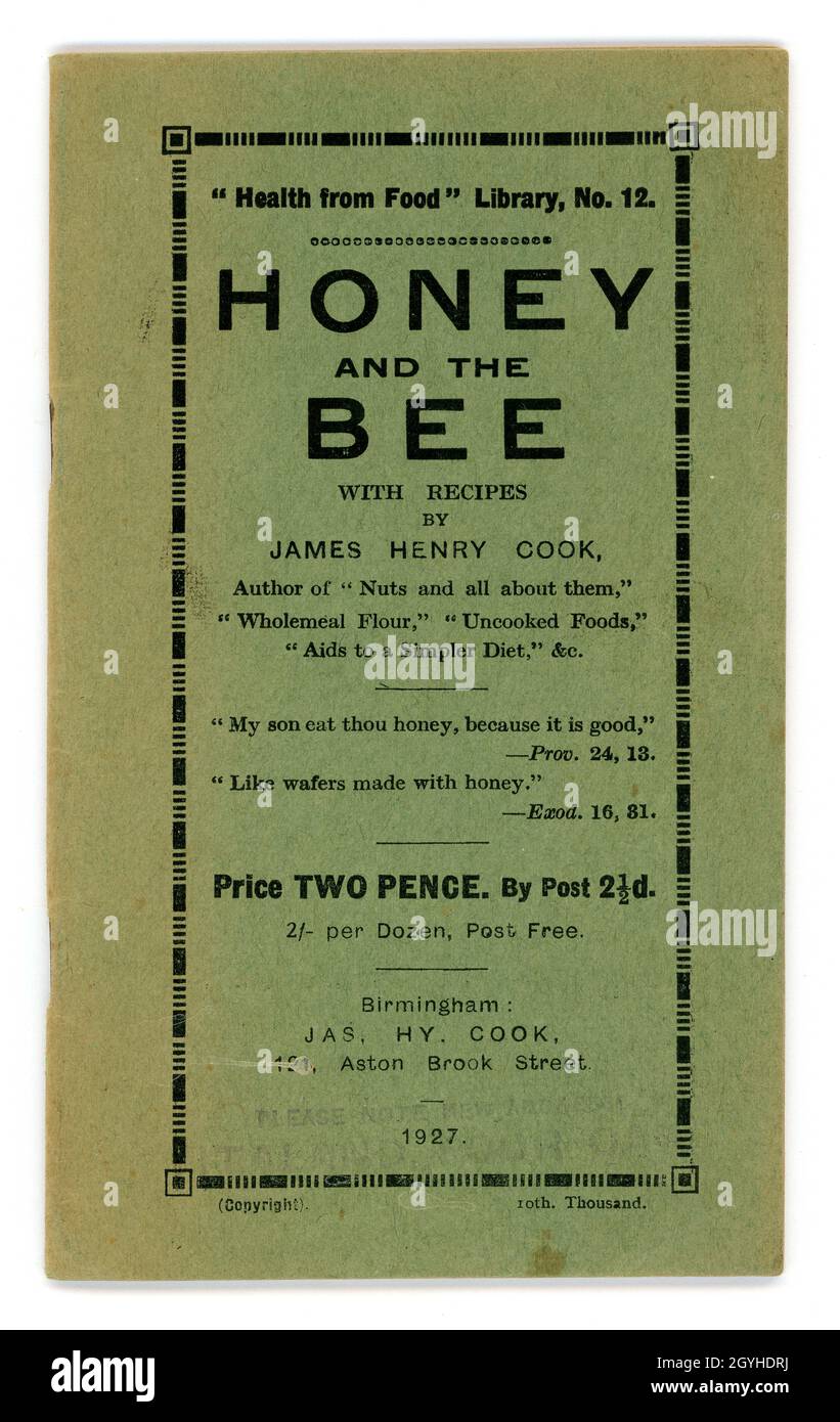 Titelbild des ursprünglichen Heftchens für gesunde Ernährung aus den 1920er Jahren aus der Health from Food Library (Nr. 12), das der berühmte Essensautor der damaligen Zeit und Besitzer des ersten Reformhauses - James Henry Cook - in dieser Reihe mit dem Titel „Honey and the Bee“ enthält Rezepte mit Honig, Veröffentlicht in Birmingham, England, vom 1927 Stockfoto
