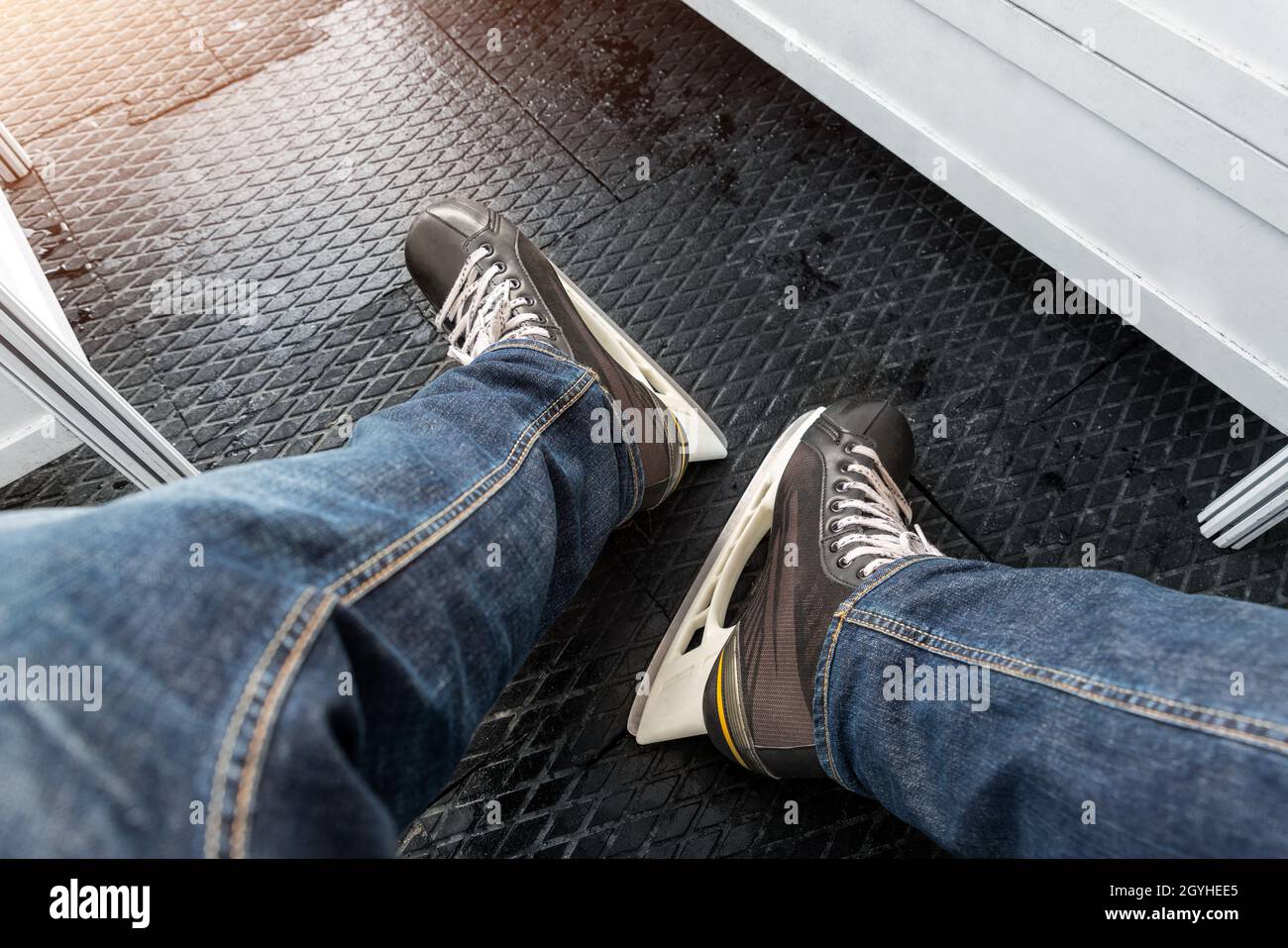Nahaufnahme der Beine männlicher Personen in Jeans und schwarzen  Leih-Skating-Stiefeln, die auf einer rutschfesten weichen Gummimatte im  Umkleidekabinen stehen Stockfotografie - Alamy