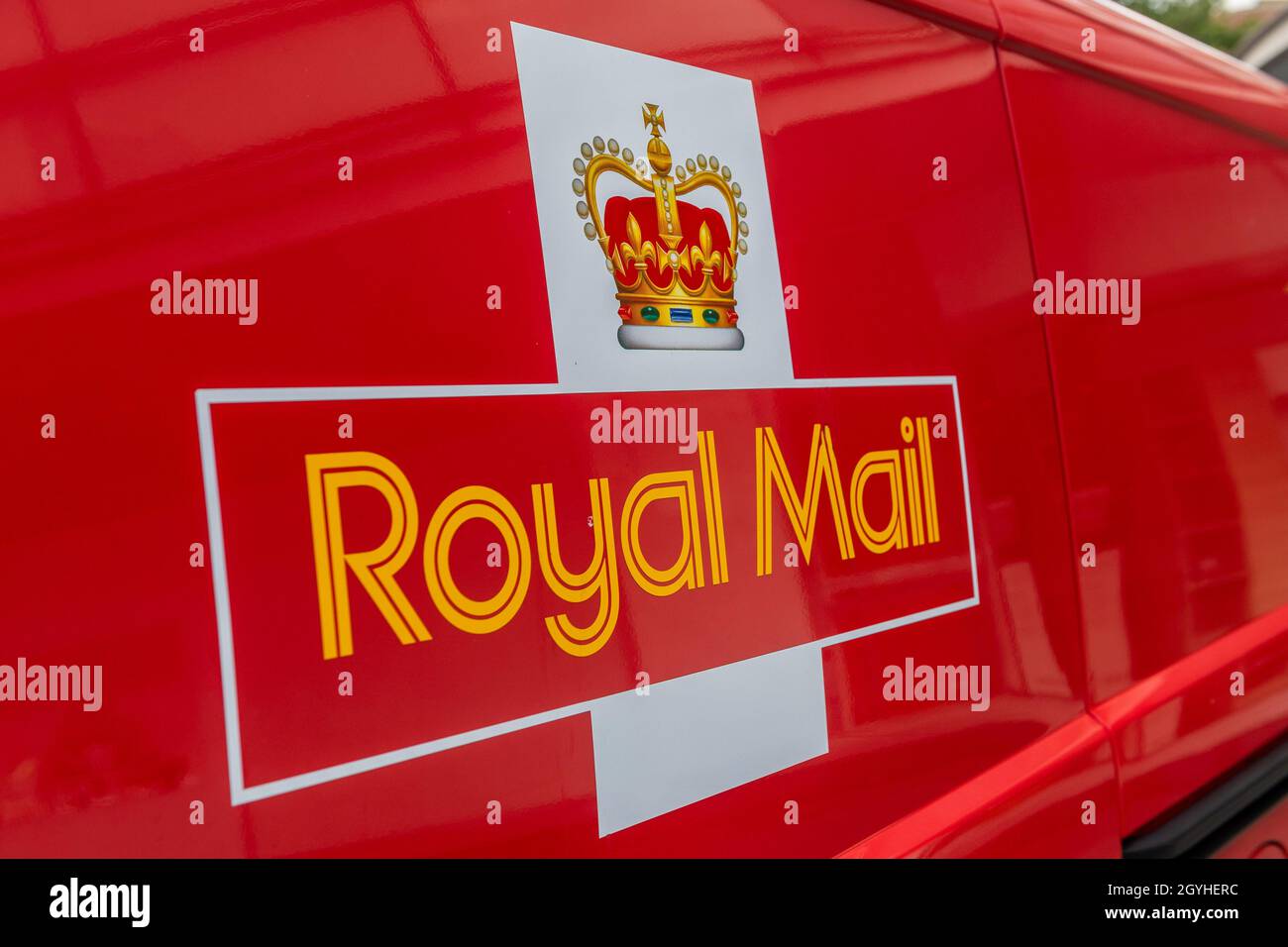 Royal Mail-Logo auf der Seite eines Lieferwagens. Stockfoto
