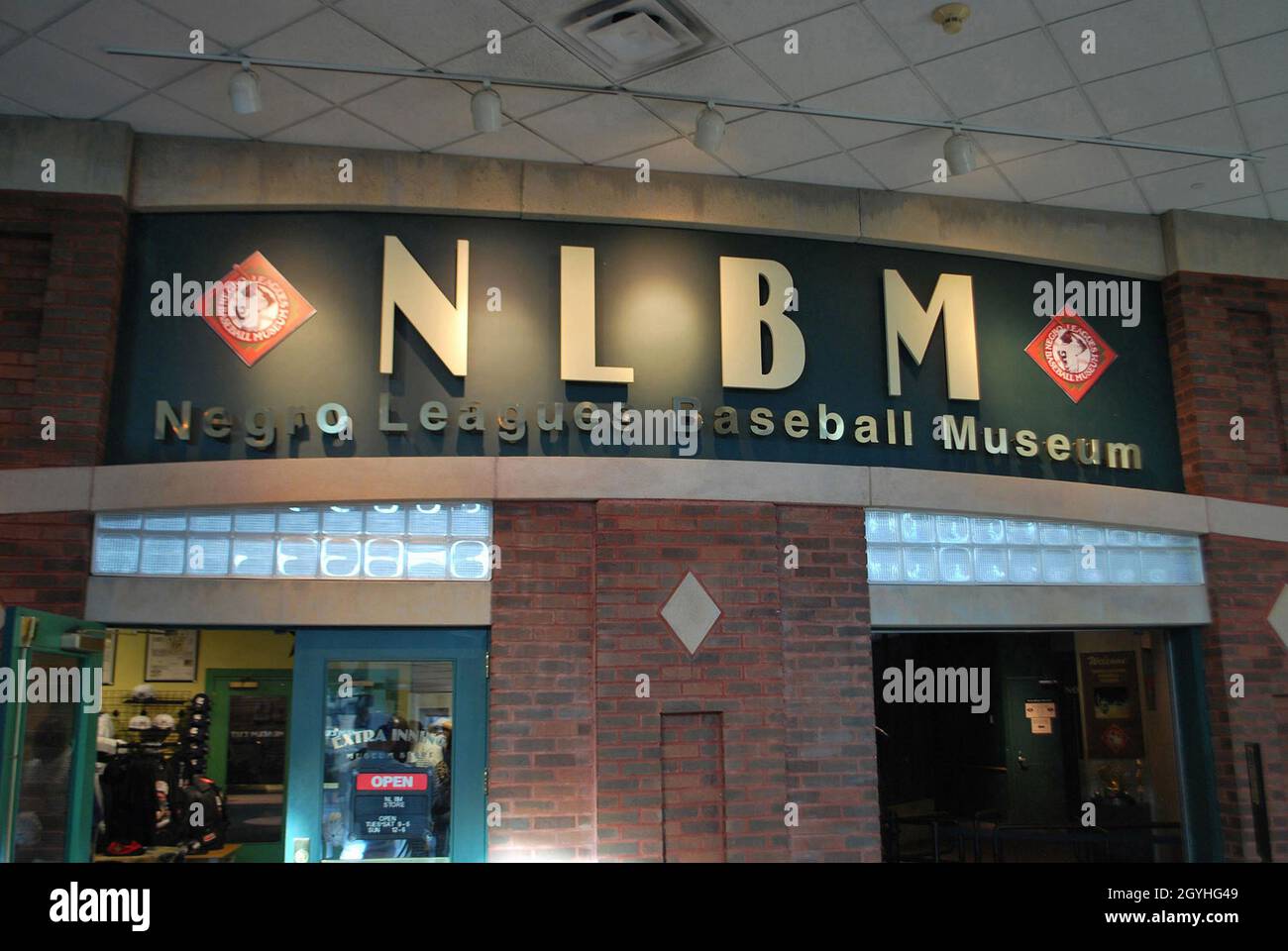 Das Negro Leagues Baseball Museum in Kansas City, Mo., widmet sich der Bewahrung der Geschichte des afroamerikanischen Baseball, als schwarze Spieler verboten wurden, den Major League Teams beizutreten. (Foto von Mark Taylor/Chicago Tribune/TNS/Sipa USA) Stockfoto