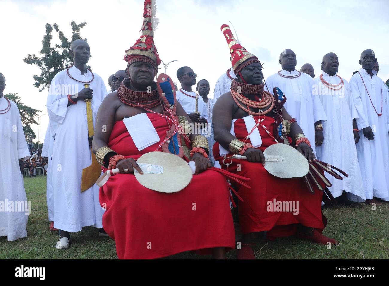 Traditionelle Köpfe im Königreich Benin während einer Ausstellung historischer Artefakte von Oba Ewuare 1 des Benin-Reiches von 1440 bis 1473 in einem Museum in Benin City, Edo, Bundesstaat Nigeria. Lukas Osarobo Okoro, ein multidisziplinärer Künstler, zeigt zusammen mit einigen Mitgliedern der Ahiamwen Guild of Artists die bisher größte bronzene Pest des alten Benin-Königreichs, die 2 Tonnen wiegt. Nigeria. Stockfoto