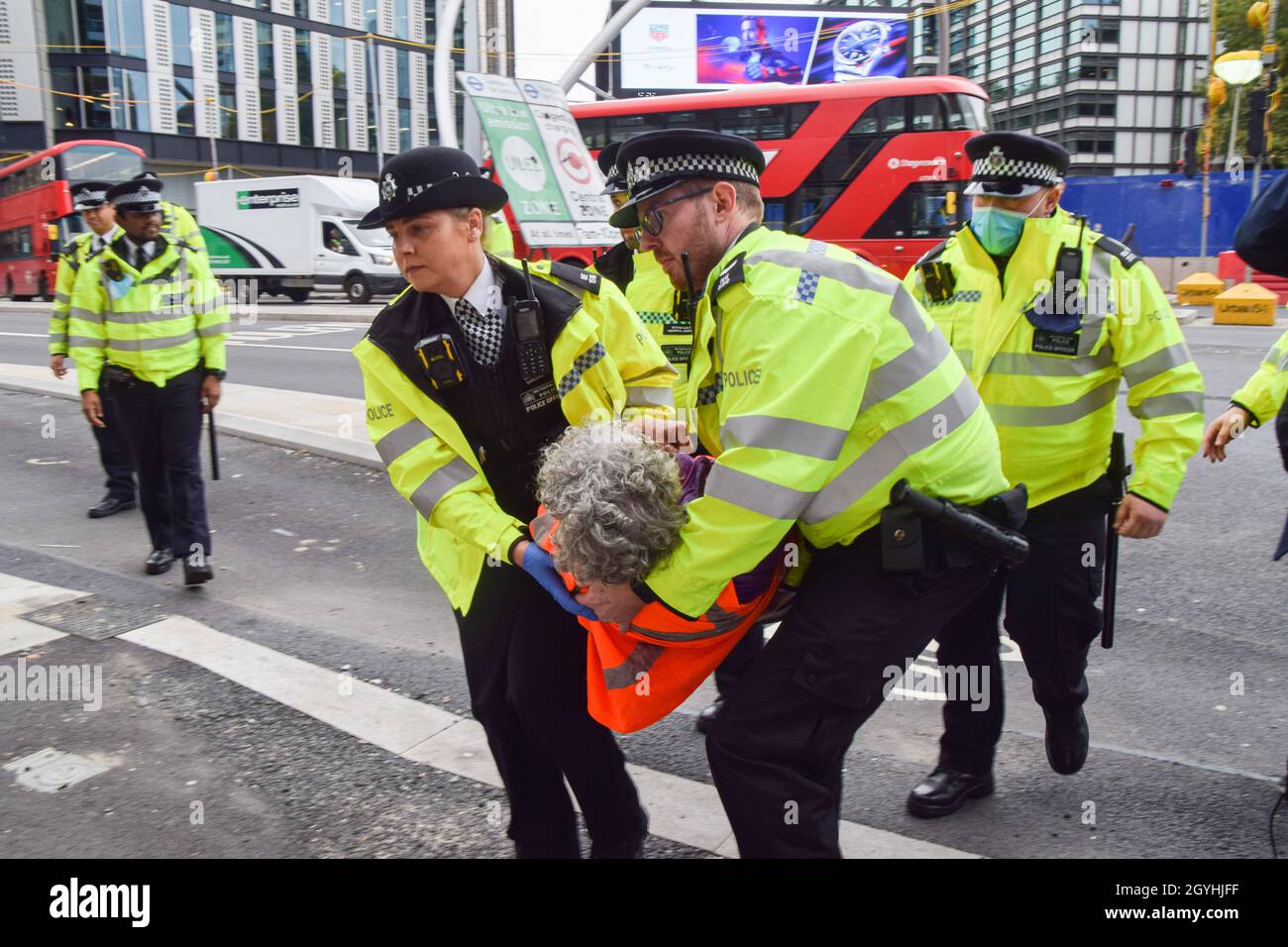 London, Großbritannien. Okt. 2021. Die Polizei entfernt und verhaftet britische Demonstranten, die sich am Kreisverkehr in der Old Street an die Straße geklebt haben. Beleidigung Großbritanniens die Demonstranten fordern, dass die Regierung bis 2025 alle sozialen Wohnungsbauten isoliert und die Verantwortung dafür übernimmt, dass alle Häuser im Vereinigten Königreich bis 2030 energieeffizienter sind, als Teil der umfassenderen Ziele für den Klimawandel und die Dekarbonisierung. Kredit: Vuk Valcic/Alamy Live Nachrichten Stockfoto