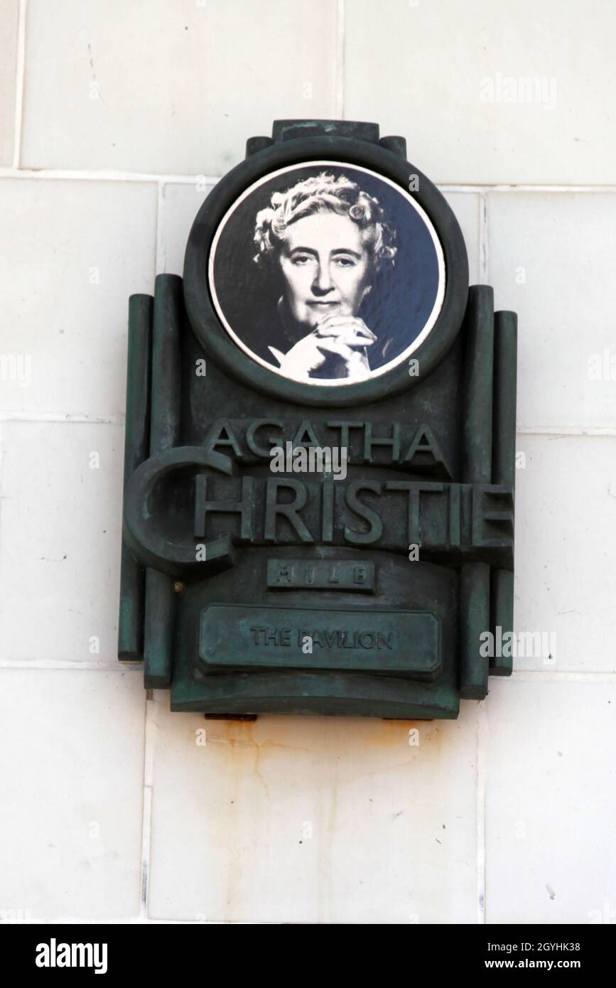 AGATHA CHRISTIE, eine englische Schriftstellerin, erinnert sich an die Gedenktafel im Pavillon von Torquay Stockfoto