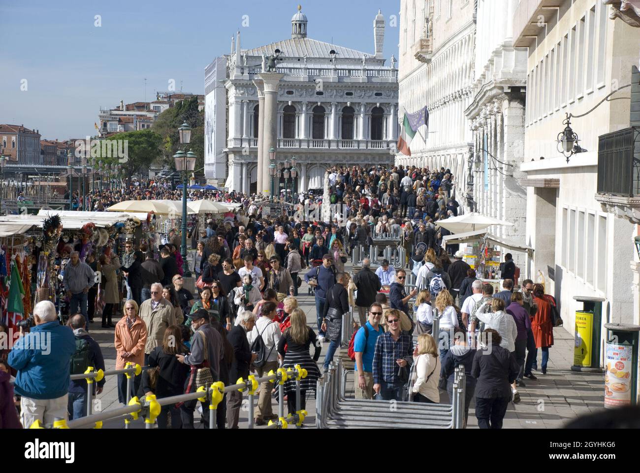 VENEDIG, ITALIEN - 13. Okt 2013: Überfüllte Ufer des Canal Grande, Massentourismus in Venedig, Italien Stockfoto