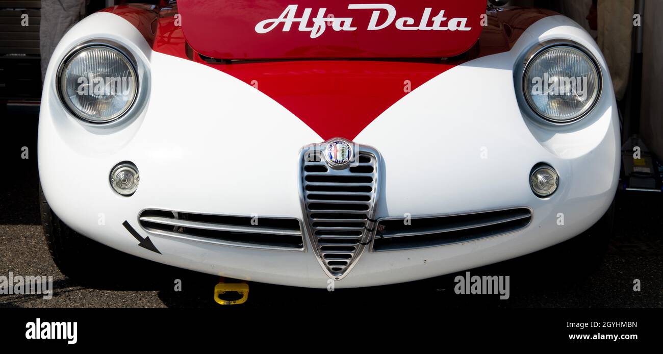 Italien, september 11 2021. Vallelungaklassiker. Vintage Motorsport, 60er Jahre Auto Alfa Romeo Giulia TZ glänzendes Detail, vordere Haube mit Logo Markennamen Stockfoto