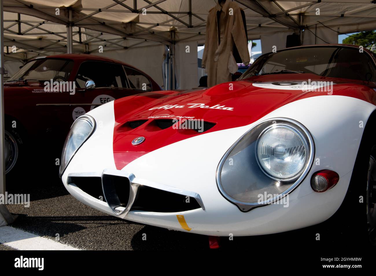 Italien, september 11 2021. Vallelungaklassiker. Vintage Motorsport, 60er Jahre Auto Alfa Romeo Giulia TZ glänzendes Detail, vordere Haube mit Logo Markennamen Stockfoto