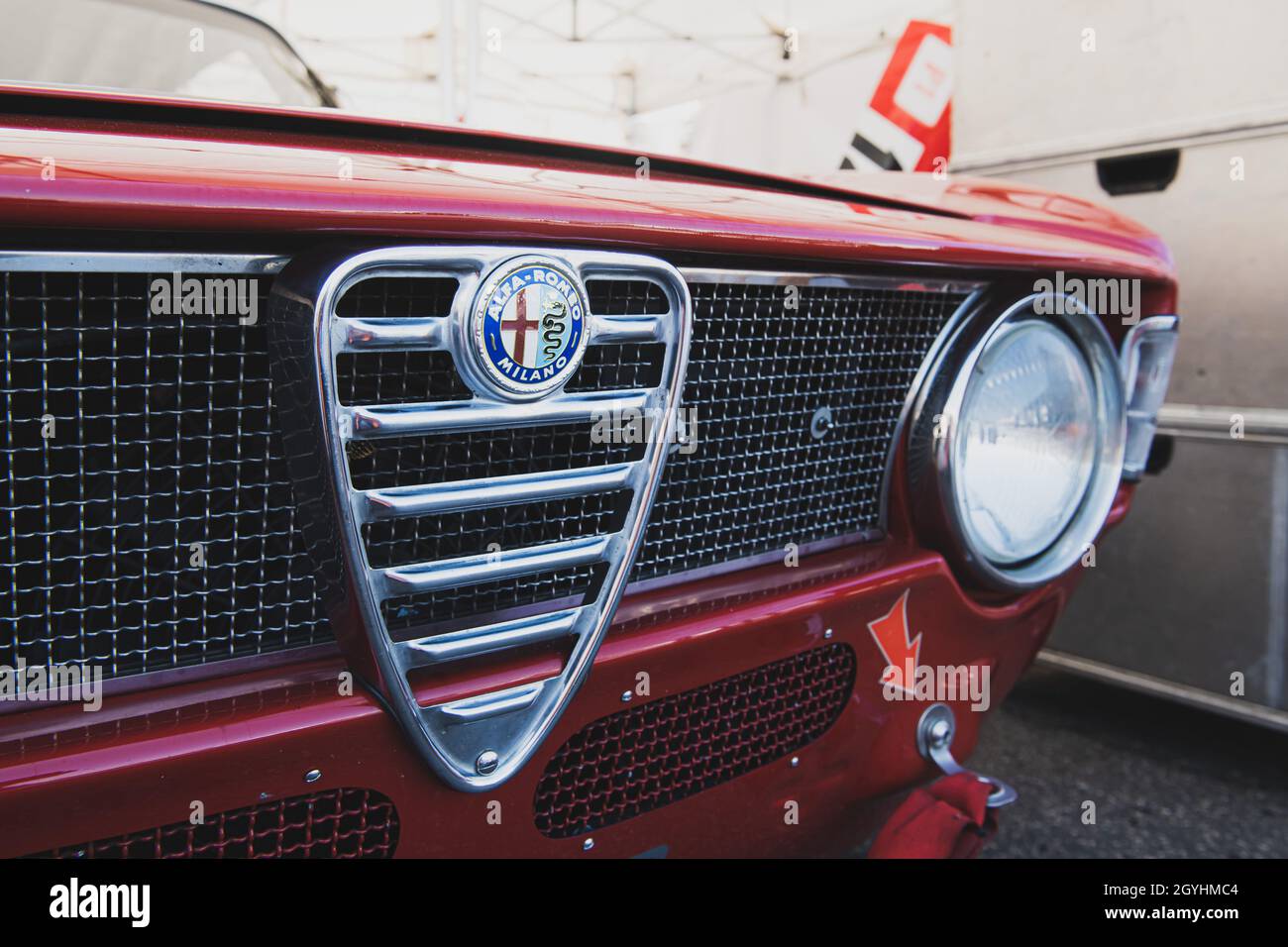 Italien, september 11 2021. Vallelungaklassiker. Vintage Motorsport, 60er Jahre Auto Alfa Romeo Giulia Sprint GTA Detail, Frontkühler mit Logo Markennamen Stockfoto
