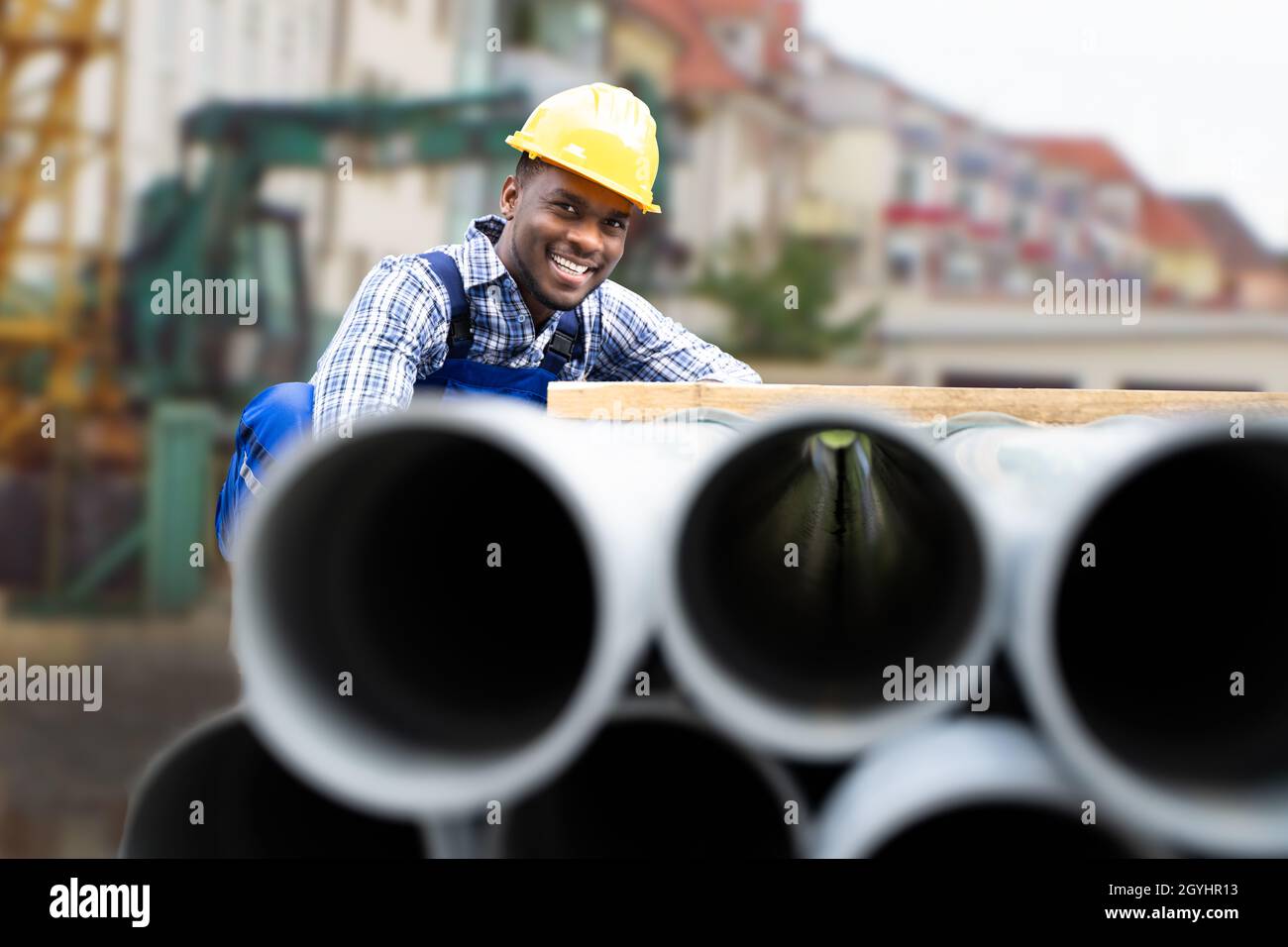 Bauarbeiter Baumeister Arbeitet Auf Der Baustelle. Rohre Und Abwasser Stockfoto