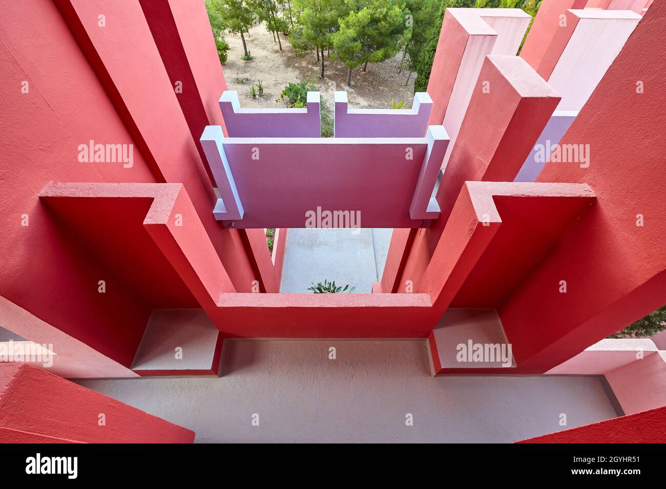 Malerische geometrische Gebäudestruktur in Rottönen. Calpe, Spanien Stockfoto
