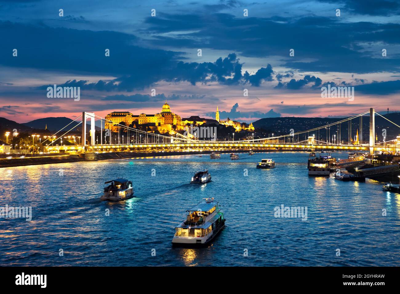 Sightseeing-Boote auf dem Fluss gegen Budapest Nachtansicht Stockfoto