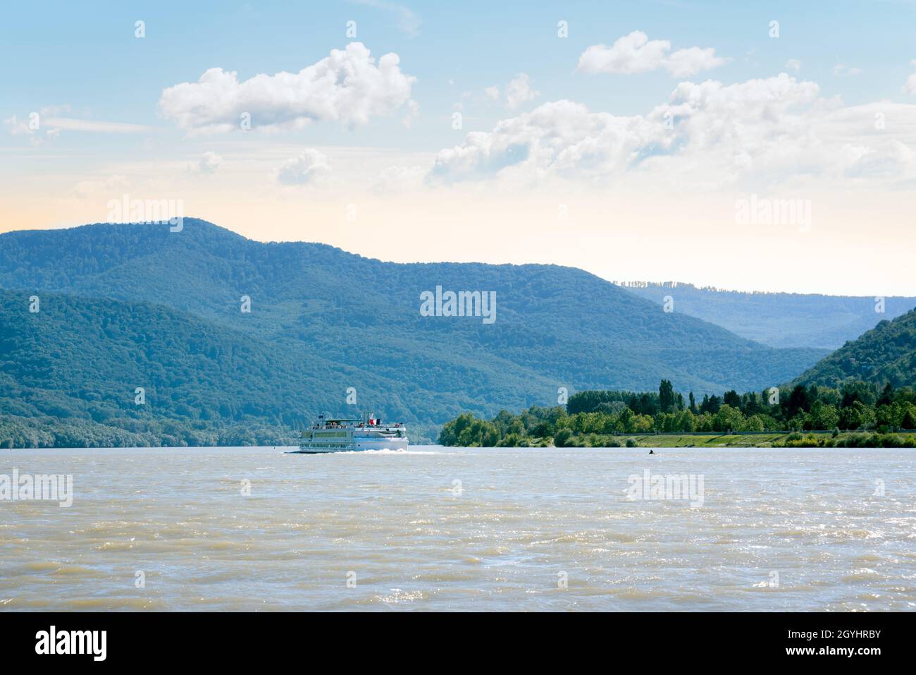 Donau in den Bergen, weit entferntes Kreuzschiff Stockfoto