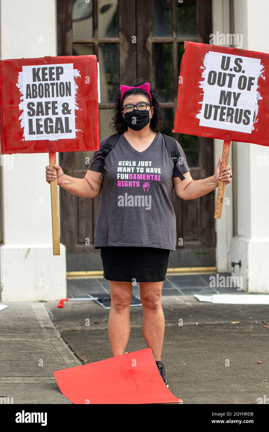 Montgomery, Alabama, USA - 2. Oktober 2021: Eine Frau protestierte mit zwei Schildern in der Innenstadt von Montgomery für den Frauenmarsch 2021. Stockfoto