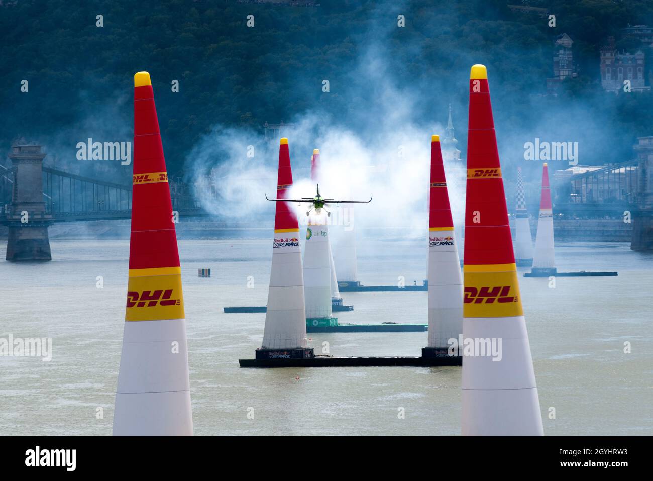 Propellerflugzeug, das an einem Boje-Tor vorbeifährt. Red Bull Air Race, Budapest, 24. juni 2018 Stockfoto