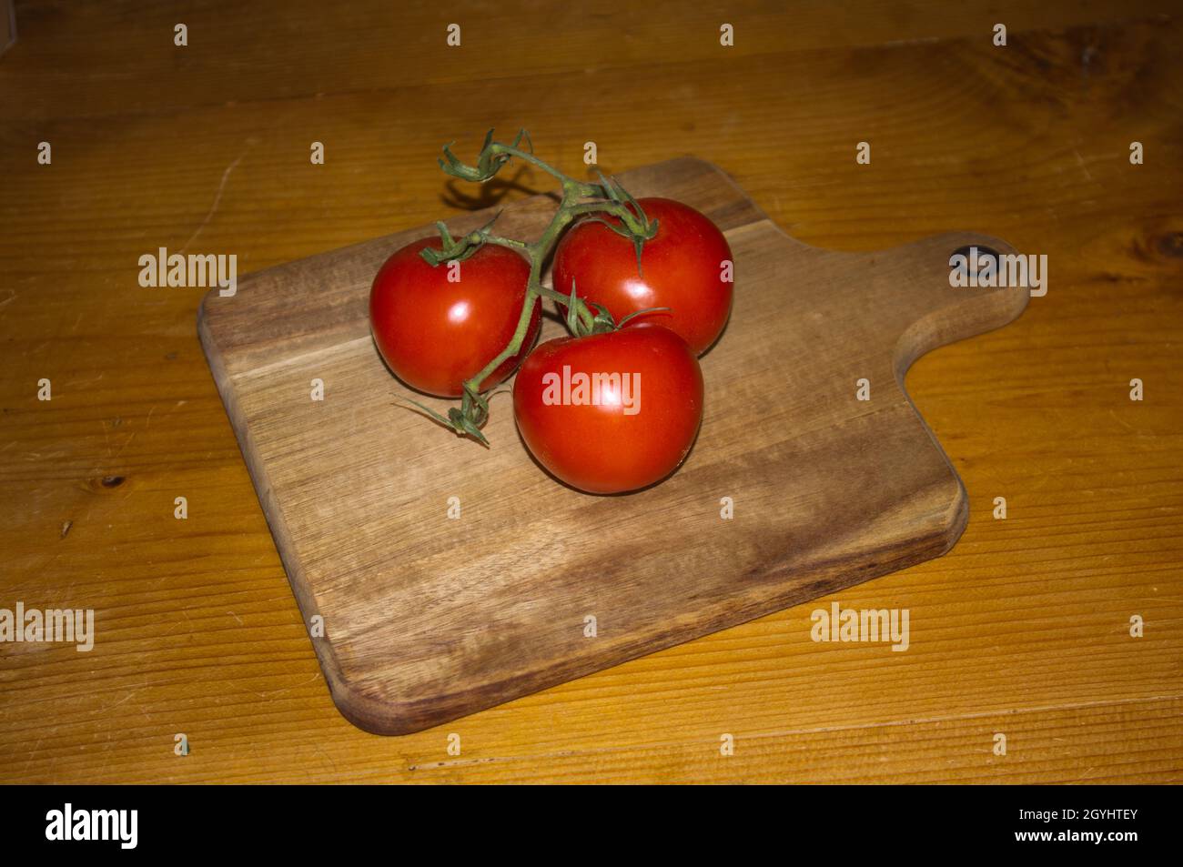 Tomaten auf einem Holzbrett Stockfoto