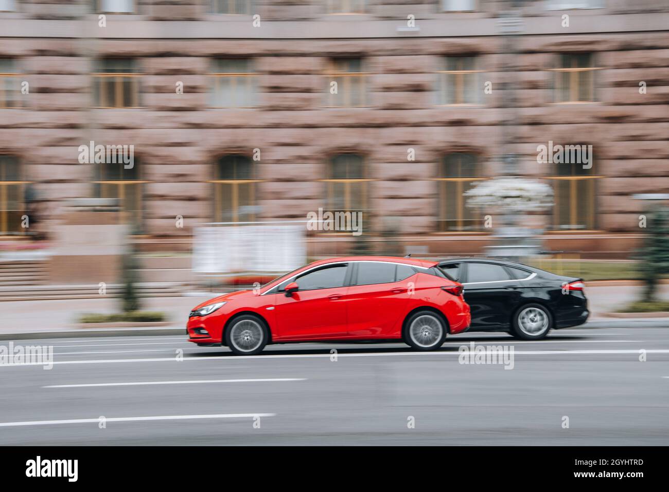 Ukraine, Kiew - 2. Juni 2021: Roter Vauxhall Astra-Wagen fährt auf der Straße. Redaktionell Stockfoto