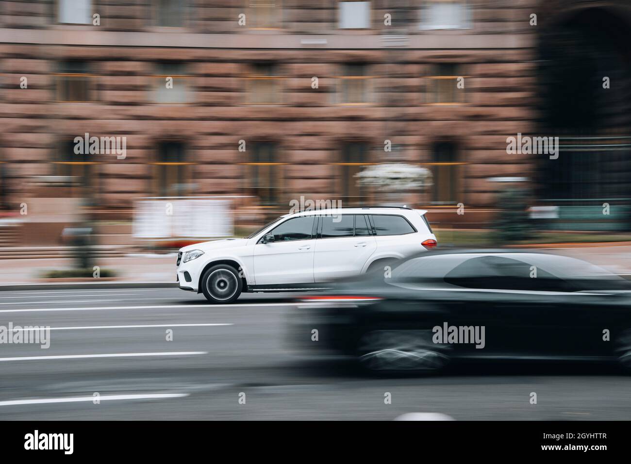 Ukraine, Kiew - 2. Juni 2021: Weißes Subaru Outback Auto fährt auf der Straße. Redaktionell Stockfoto