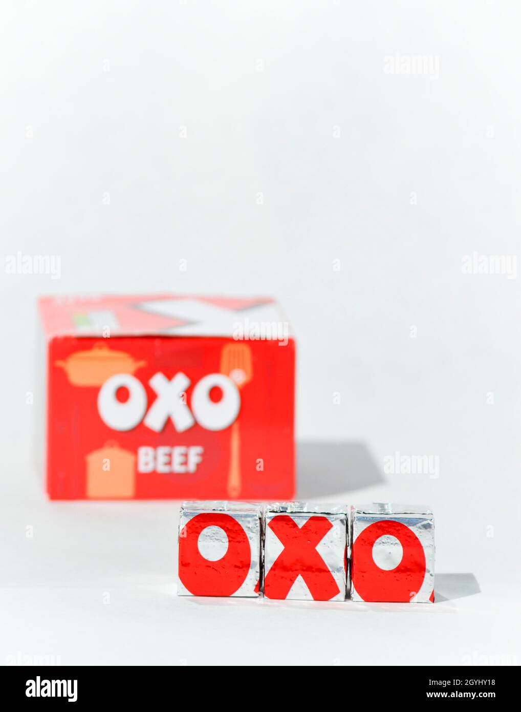 OXO-Würfel. OXO hat mit den Würfeln ausgestielt und die Verpackung ist auch im Bild - vor weißem Hintergrund gesetzt. Kopierplatz verfügbar Stockfoto