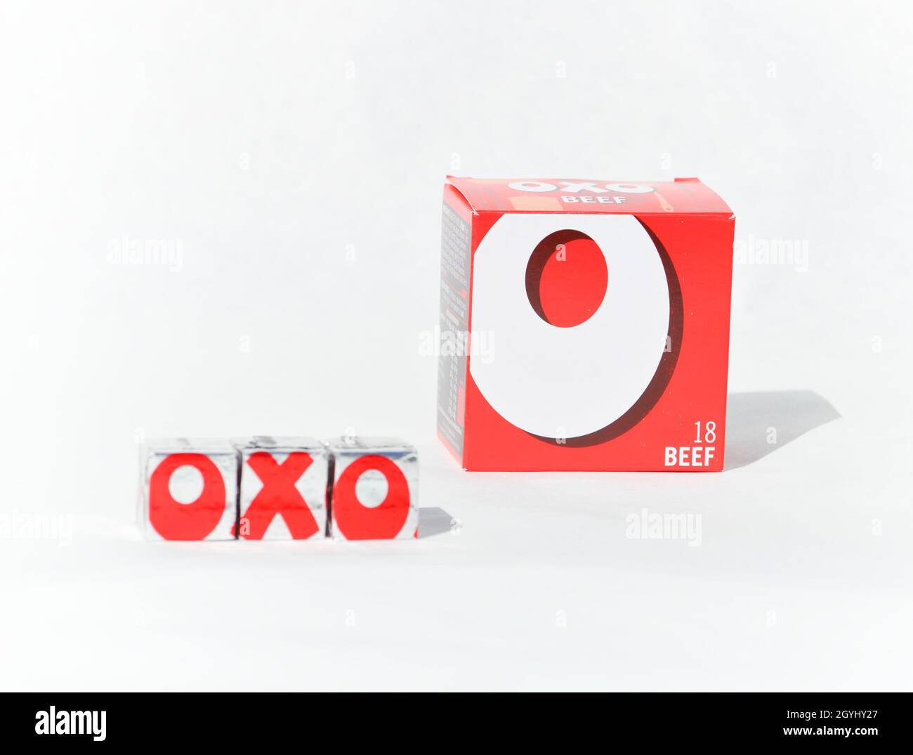 OXO-Würfel. OXO hat mit den Würfeln ausgestielt und die Verpackung ist auch im Bild - vor weißem Hintergrund gesetzt. Stockfoto