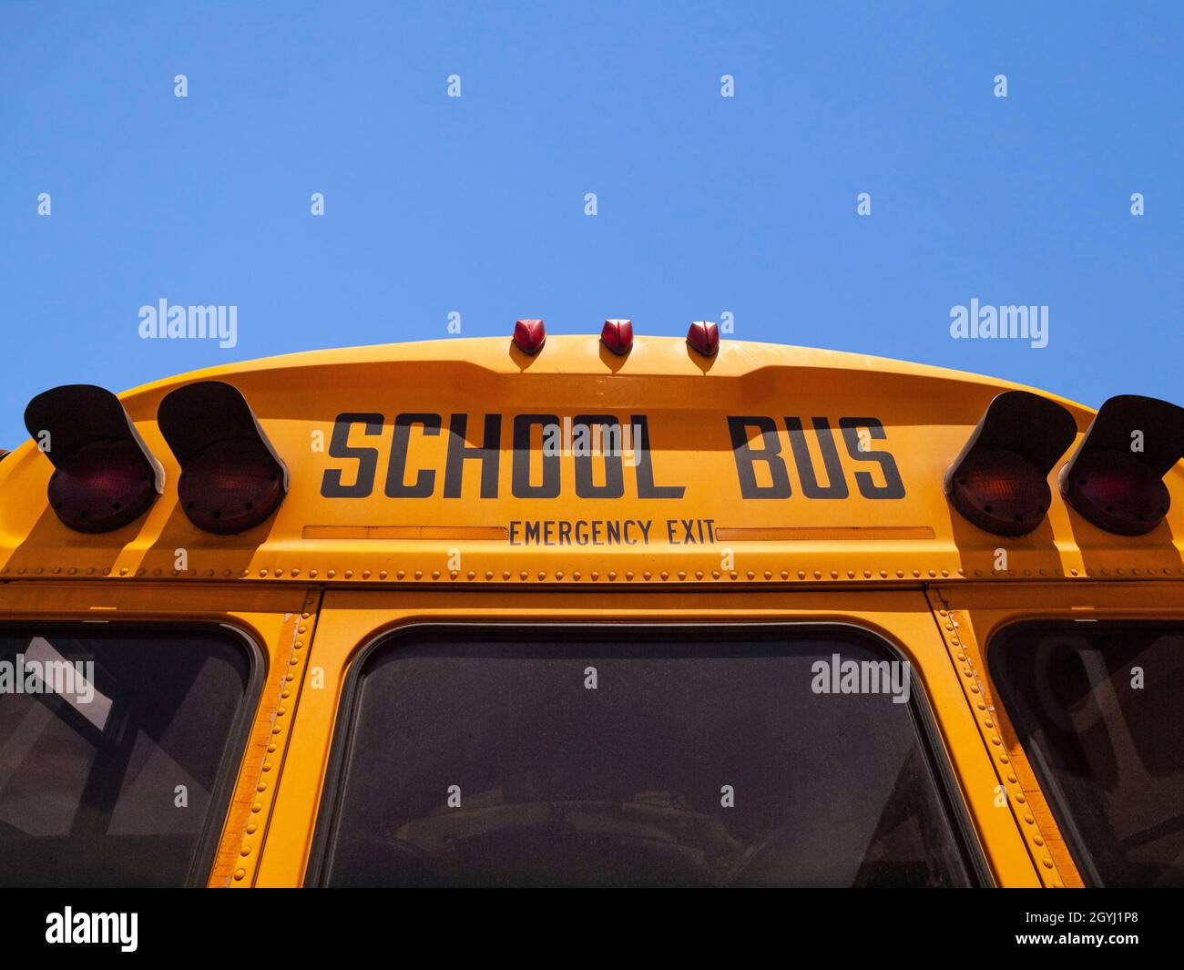 Schild für den Schulbus über dem Notausgang der Hintertür. Stockfoto
