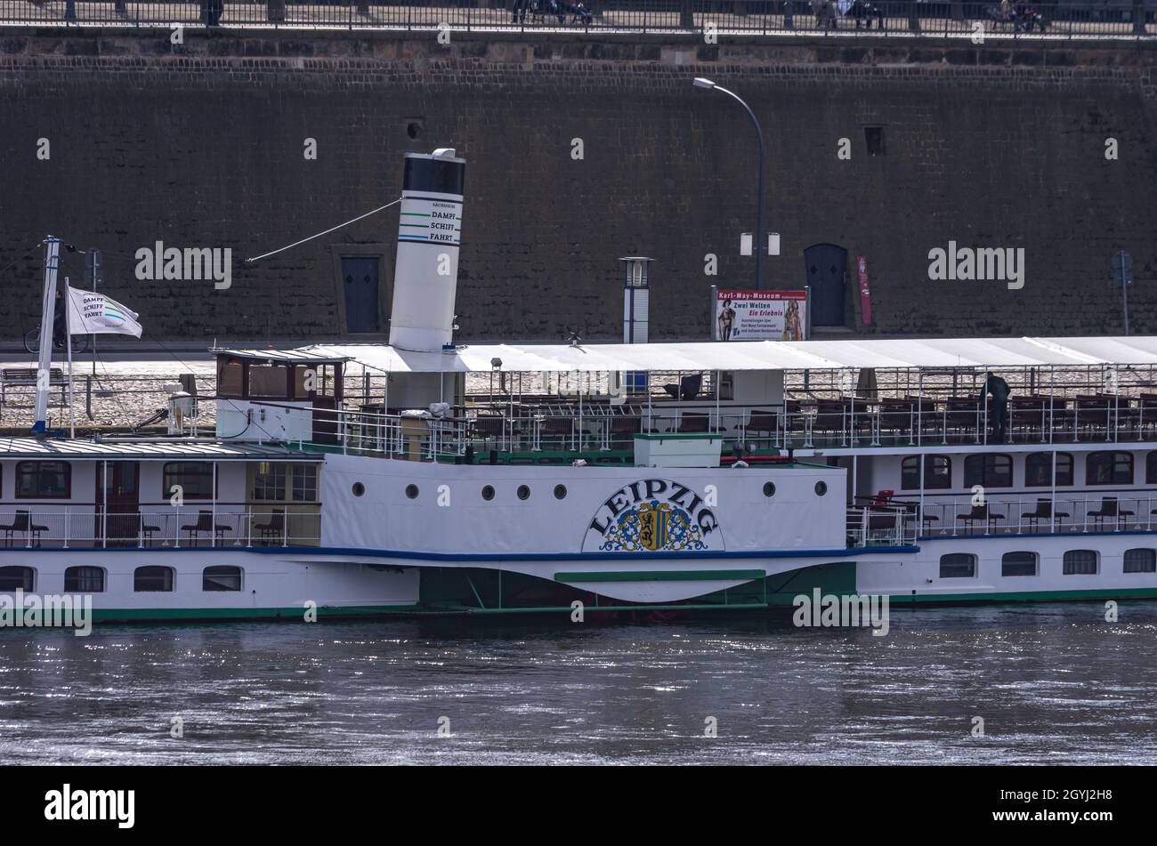 Dresden, Sachsen, Deutschland: Der historische Raddampfer LEIPZIG liegt an der Landestelle am Terrassenufer. Stockfoto